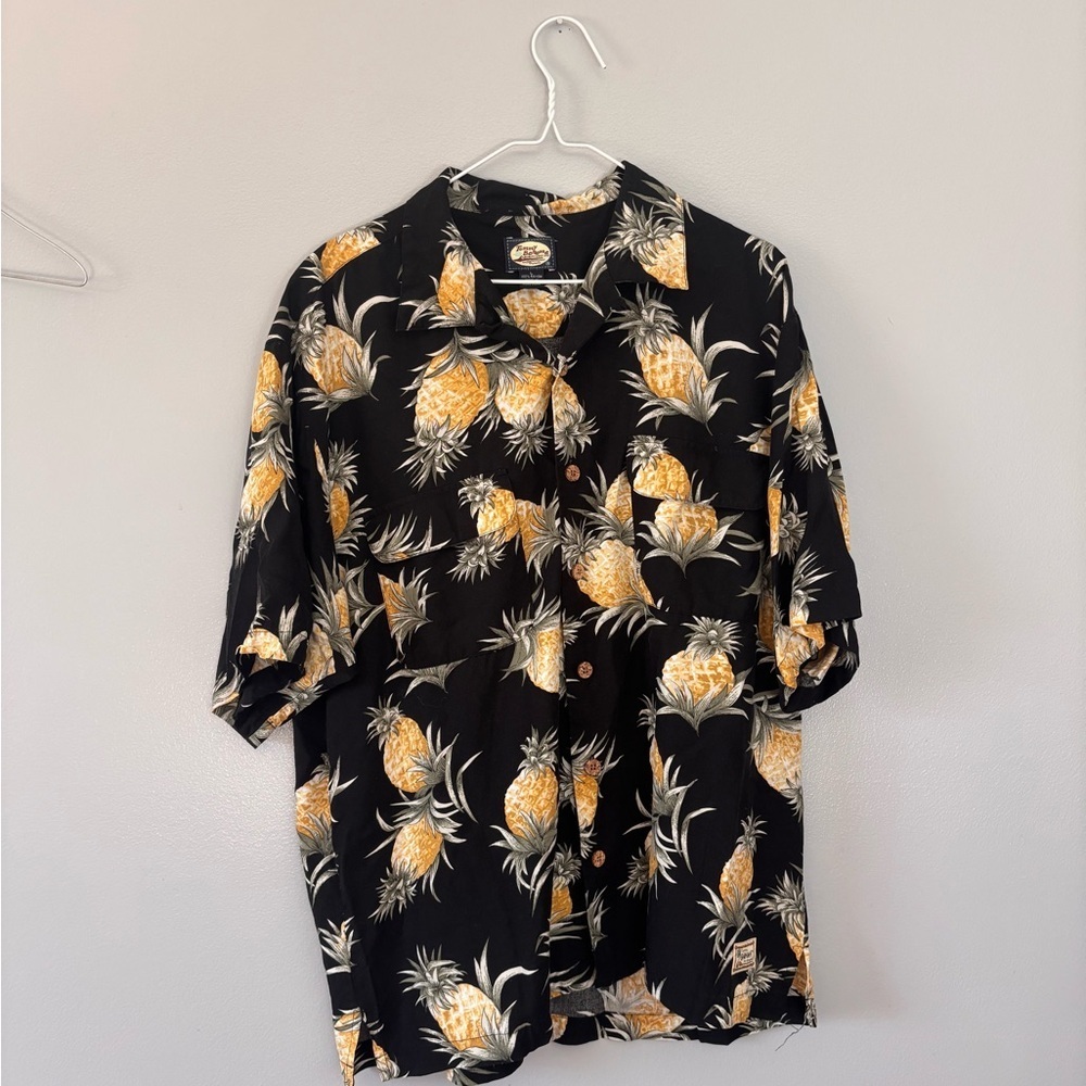 Tommy Bahama Short Sleeve Button Up Large
Fun Pineapple print! Beach ready!